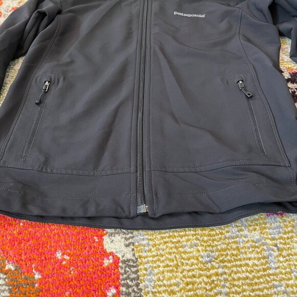 Patagonia W's Simple Guide Softshell Hooded Jacket, Black, Small - Picture 4 of 15